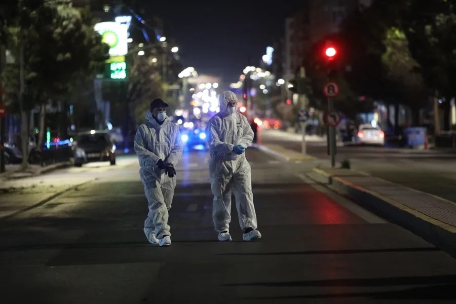 atenas-explosion2 Vista de las autoridades que atienden la explosión de una bomba en Atenas, Grecia, este 11 de abril de 2025. EFE/George Vitsaras