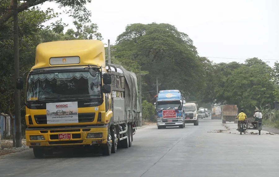 birmania-1 Camiones con suministros de socorro para las víctimas del terremoto circulan por la carretera Yangon-Mandalay