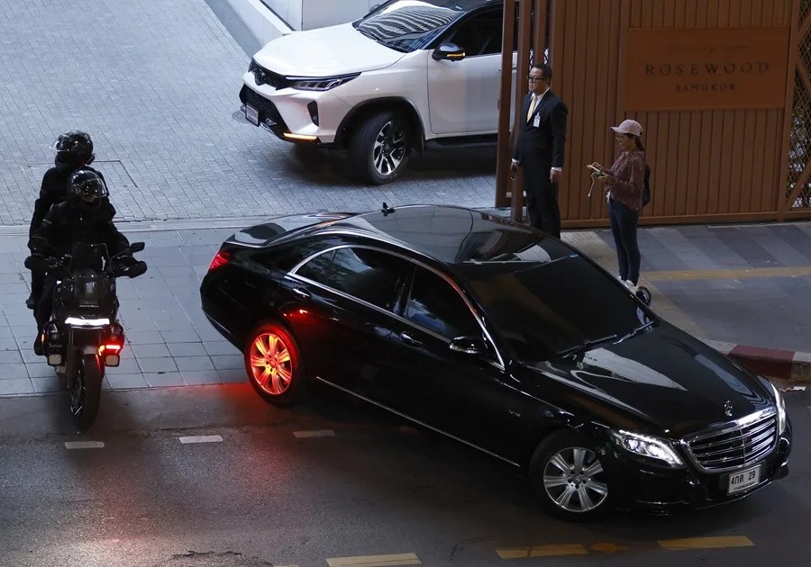 birmania-2 Una comitiva que transporta al jefe de la junta de Myanmar, el general Min Aung Hlaing, sale de un hotel tras reunirse con el primer ministro de Malasia, Anwar Ibrahim, en Bangkok, Tailandia, el 17 de abril de 2025. Ibrahim, quien también preside la ASEAN, se encuentra de visita de trabajo en Tailandia para conversar con su homólogo tailandés y tiene previsto reunirse con el líder de la junta de Myanmar en Bangkok