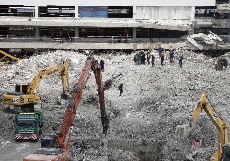 birmania-terremoto-3 Los equipos de rescate y la maquinaria de construcción retiran los escombros en el lugar de un edificio que se derrumbó tras el terremoto, en Bangkok.