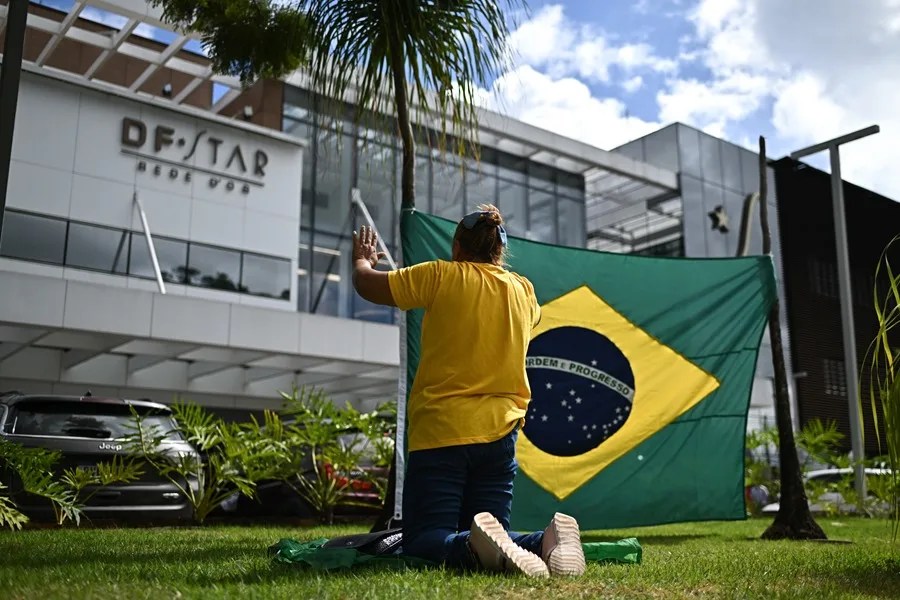 bolsonaro-salud3 Una simpatizante del expresidente de Brasil Jair Bolsonaro reza frente al Hospital DF Star, donde está internado el líder político por problemas de salud, en Brasilia (Brasil). EFE/ André Borges