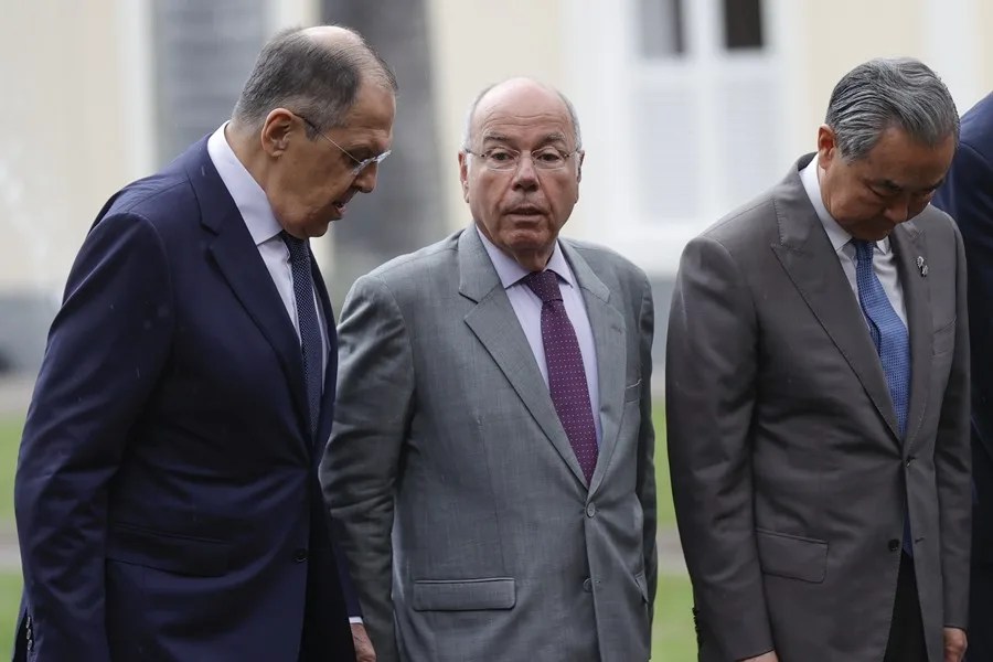 brics-brasil1 El canciller de Rusia, Serguéi Lavrov (i), junto a sus homólogos de Brasil, Mauro Vieira (c), y de China, Wang Yi (d), durante el segundo día de la reunión de Cancilleres y representantes de los países BRICS este martes, en el Palacio de Itamaraty, en Río de Janeiro (Brasil). EFE/ André Coelho