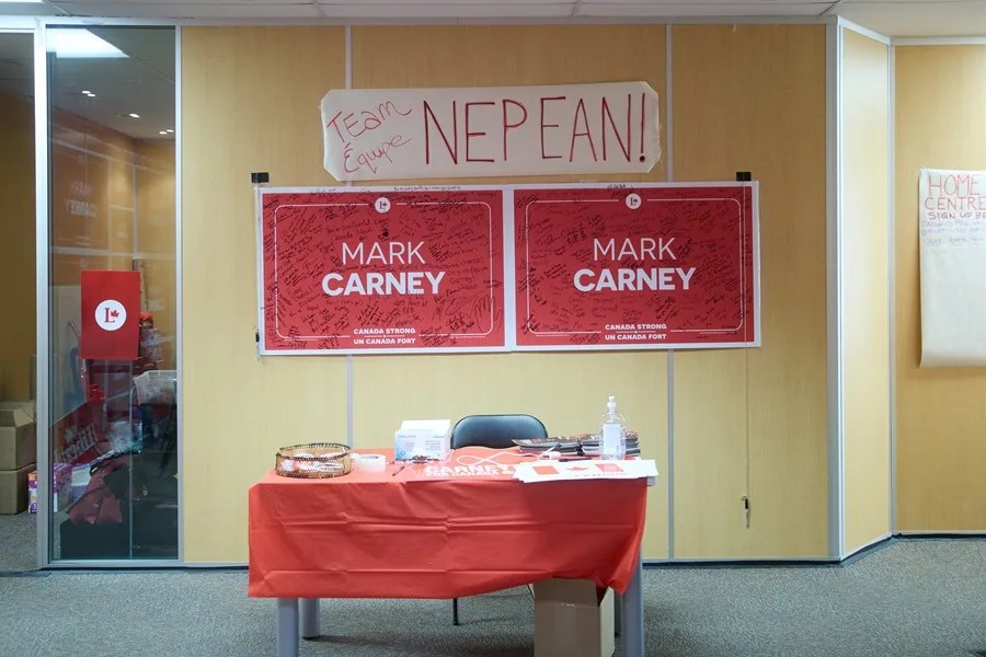 Interior de la oficina de campaña local del líder del Partido Liberal y actual primer ministro, Mark Carney
