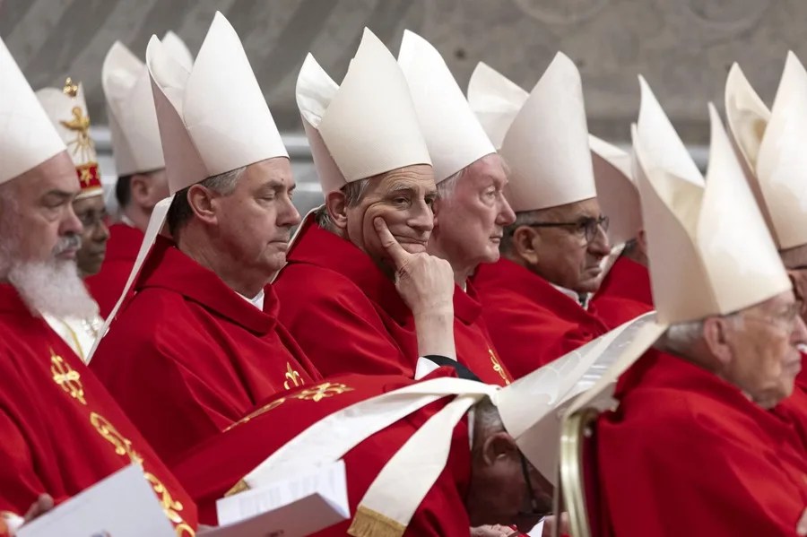 cardenales-2 El cardenal Matteo Zuppi (centro) asiste a una misa presidida por el cardenal vicario de la diócesis de Roma en memoria del difunto papa Francisco,