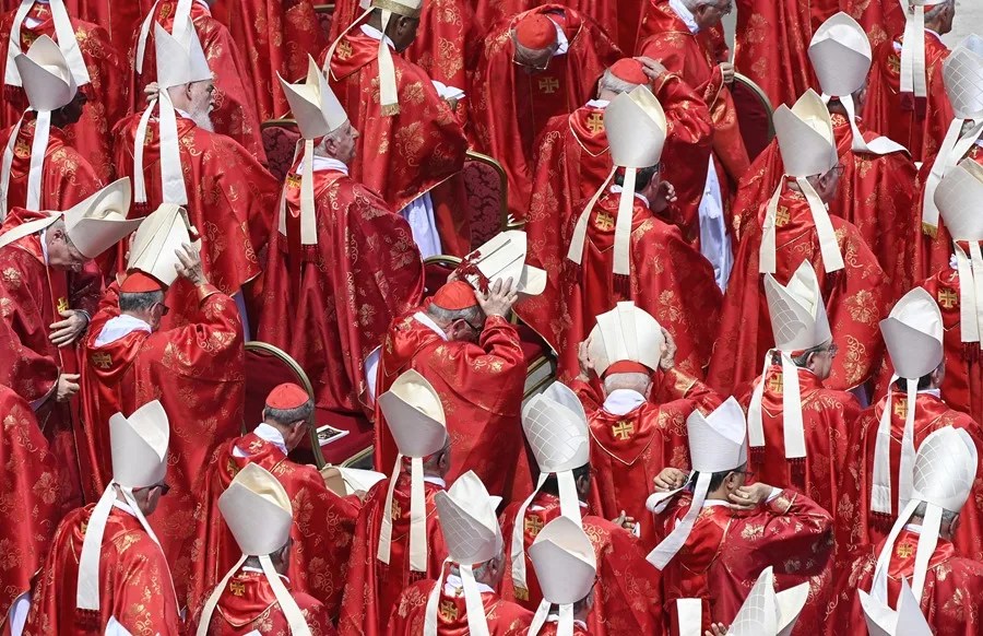cardenales-conclave-papa Cardenales durante el funeral del papa Francisco en la Plaza de San Pedro del Vaticano.
