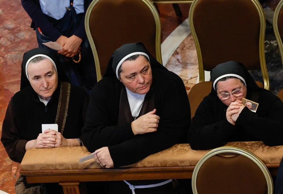 casa-apuestas-papa Monjas rezan frente al féretro del papa Francisco, hoy en la Basílica de San Pedro del Vaticano.