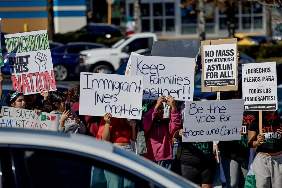 casa-blanca-indocumentados2 Peronas piden en una protesta no aplicar la deportación de niños estadounidenses de madres indocumentadas y mantener unidas a las familias, en una fotografía de archivo. EFE/Erik S. Lesser