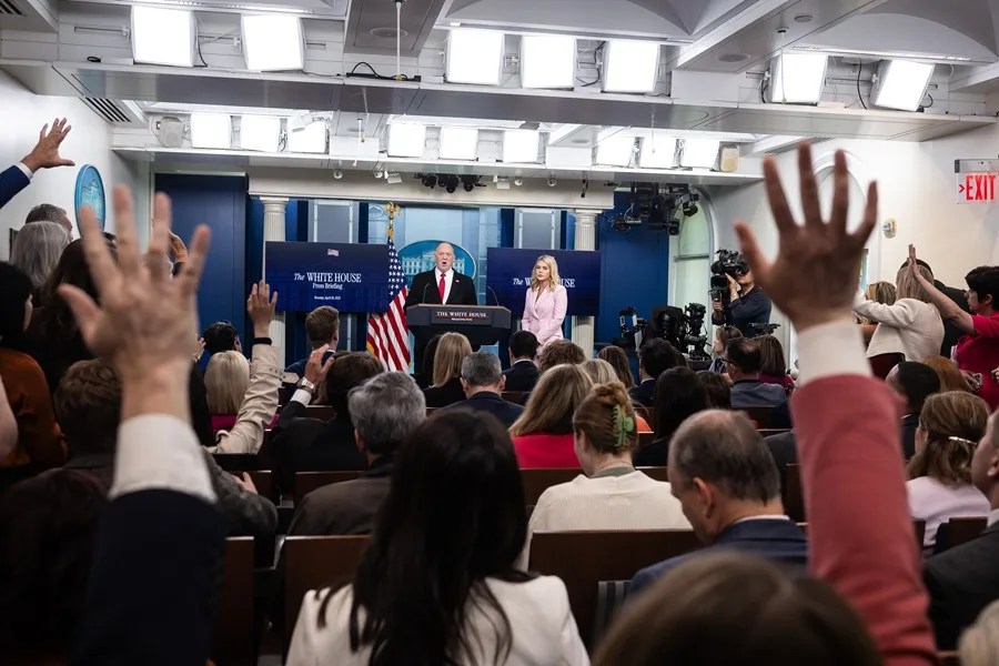 casa-blanca-indocumentados3 El llamado 'zar de la frontera' de EE.UU., Tom Homan, y la portavoz de la Casa Blanca, Karoline Leavitt, durante una rueda de prensa, este 28 de abril de 2028, sobre medidas migratorias del Gobierno Trump. EFE/Francis Chung/Pool