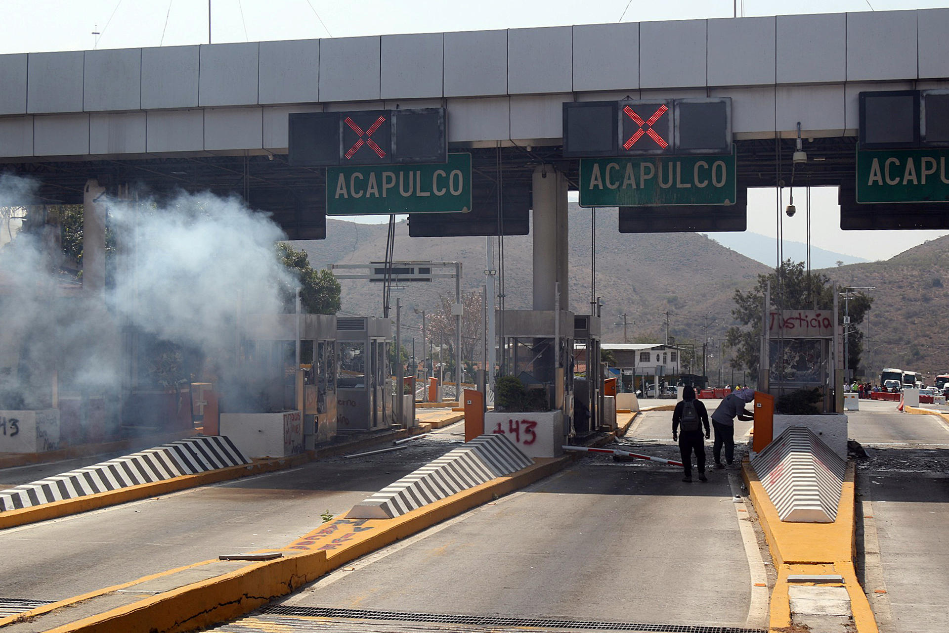 caseta-de-palo-blanco-con-destrozos-por-estudiantes-normalistas Normalistas causan destrozos en la Autopista del Sol tras asesinato de activista - caseta-de-palo-blanco-con-destrozos-por-estudiantes-normalistas