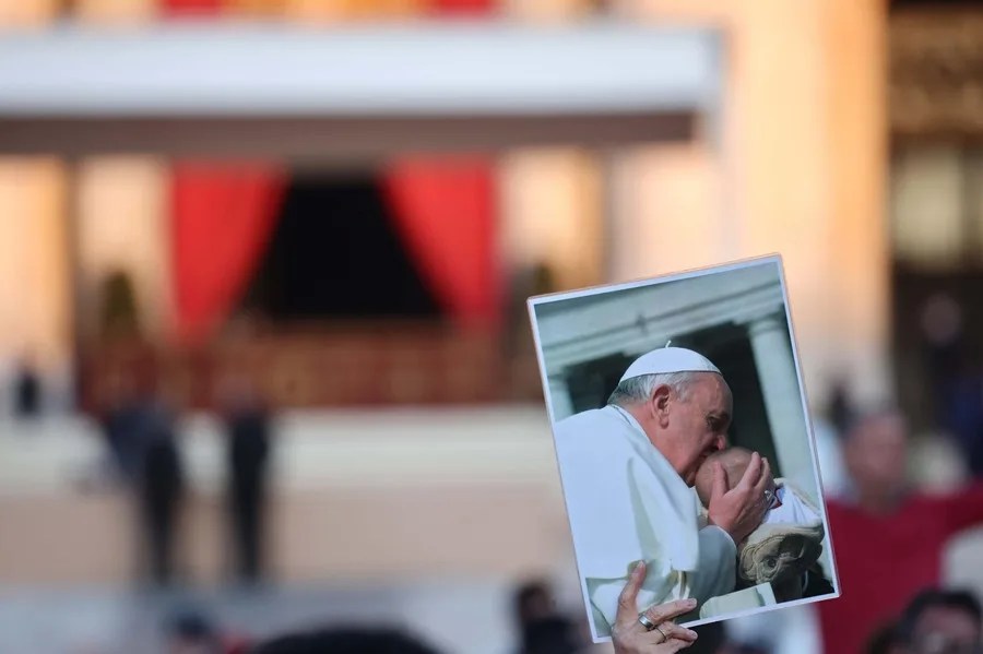 ceremonia-funeral-papa-francisco Una persona en la Plaza de San Pedro muestra una imagen del papa Francisco.