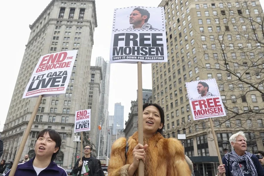 columbia-protestas2 Fotografía del 15 de abril de 2025 de una marcha en la que se pedía la libertad de Mohsen Mahdawi, estudiante palestino de la Universidad de Columbia detenido en las protestas contra la guerra en Gaza. EFE/Saran Yenesel