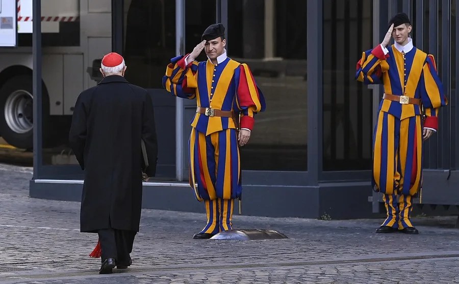 conclave-2 Un cardenal durante el funeral del papa Francisco