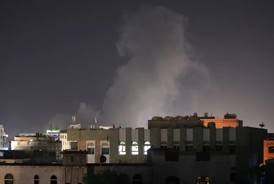conflicto-yemen-eeuu Columnas de humo donde se han producido bombardeos efectuados anoche por aviones de combate de Estados Unidos contra la capital yemení de Saná.