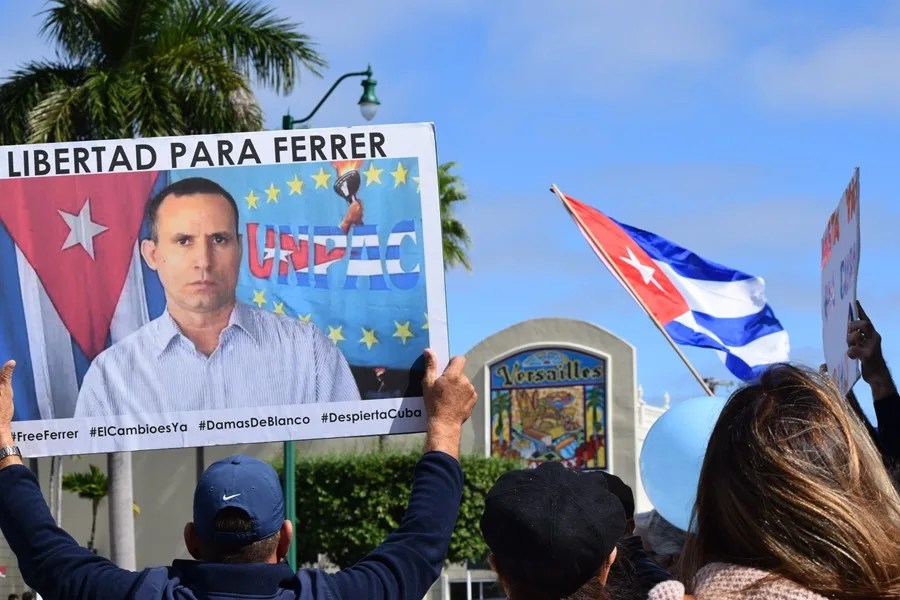 cuba-opositores3 Personas piden por la libertad del opositor cubano José Daniel Ferrer, en una fotografía de archivo. EFE/ Jorge Pérez
