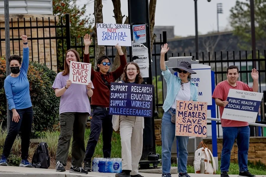departamento-de-salud-ee-uu_-2 Un grupo de personas protestan en la sede de los Centros para el Control y la Prevención de Enfermedades (CDC), en Atlanta, por los despidos anunciados por el Gobierno, el 29 de marzo de 2025. EFE/Erik S. Lesser