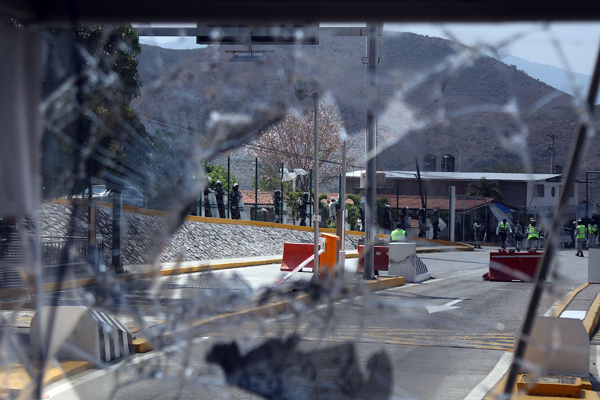 destrozos-en-caseta-de-la-autopista-del-sol-causados-por-estudiantes-normalistas Normalistas causan destrozos en la Autopista del Sol tras asesinato de activista - destrozos-en-caseta-de-la-autopista-del-sol-causados-por-estudiantes-normalistas
