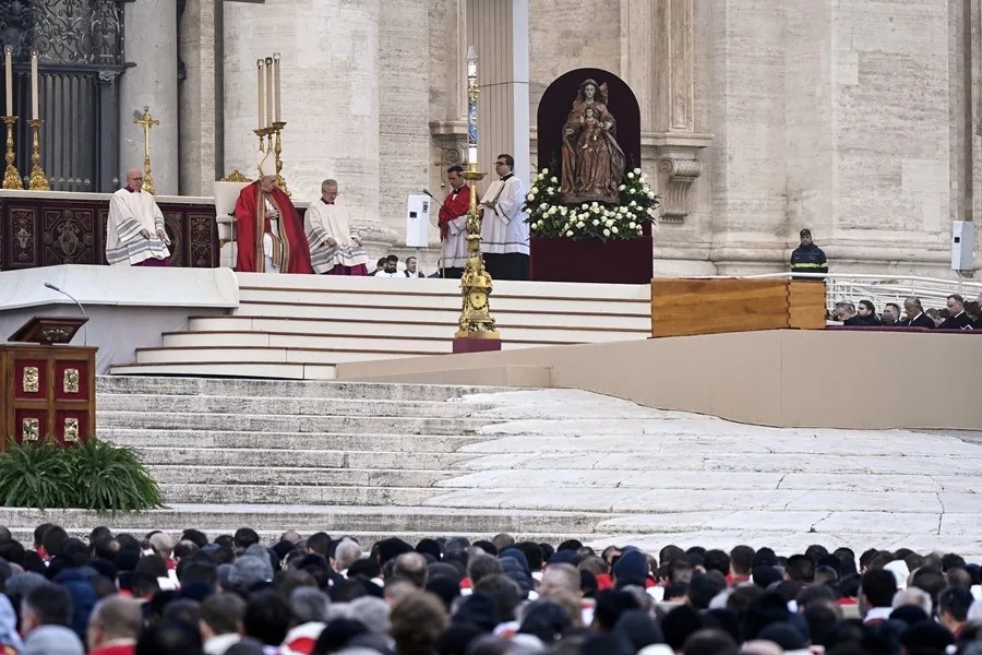 ea4416-vatican-pope-benedict-xvi El Papa Francisco junto al féretro durante el funeral del Papa emérito Benedicto XVI en Ciudad del Vaticano