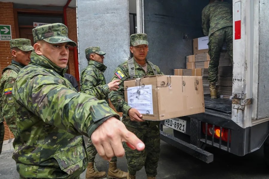 ecuador-elecciones4 Integrantes del Ejército descargan en la Escuela González Zumárraga, los últimos kits para llevar a cabo las elecciones en los diferentes recintos de votación este sábado en Quito (Ecuador). EFE/Gianna Benalcázar