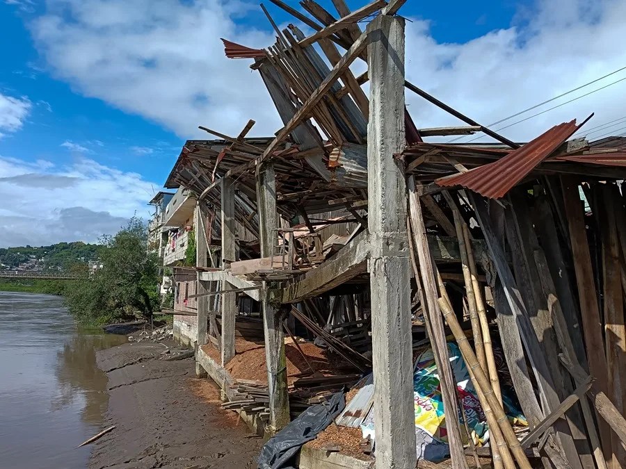 ecuador-sismo2-1 Fotografía de una edificación afectada por un sismo, el 25 de abril de 2025, en Esmeraldas (Ecuador). EFE/ Jorge Demera