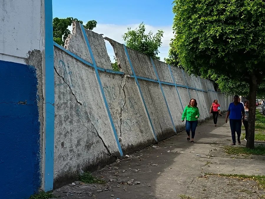 ecuador-sismo3-1 Personas caminan frente a un muro con daños estructurales causados por un sismo, el 25 de abril de 2025, en Esmeraldas (Ecuador). EFE/ Jorge Demera