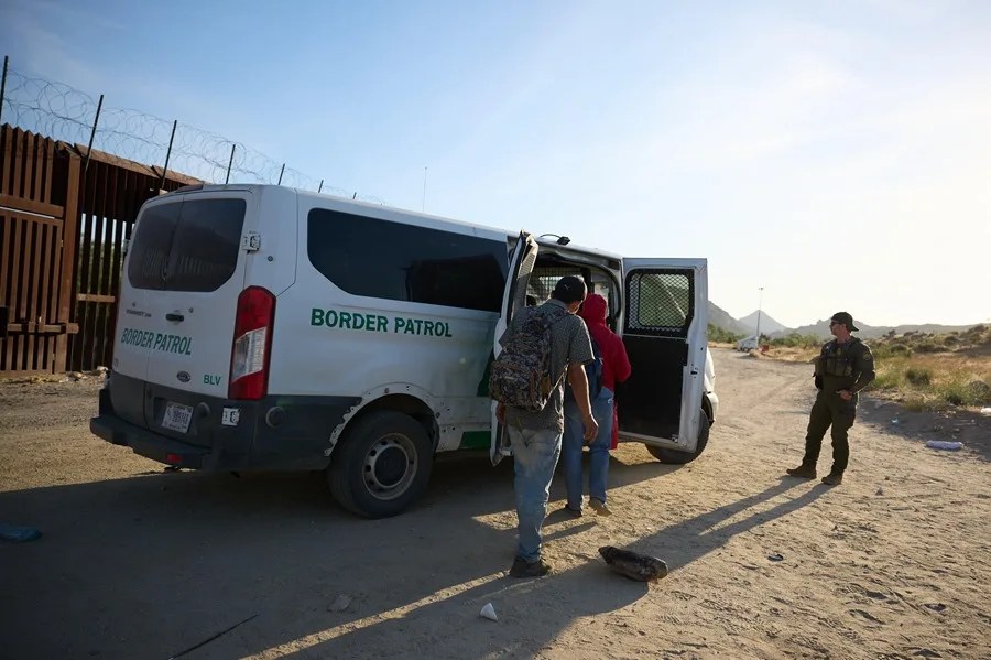 eeuu-migrantes2 Vista de inmigrantes detenidos por la Patrulla Fronteriza de Estados Unidos durante un operativo en la frontera con México, en una fotografía de archivo. EFE/Allison Dinner