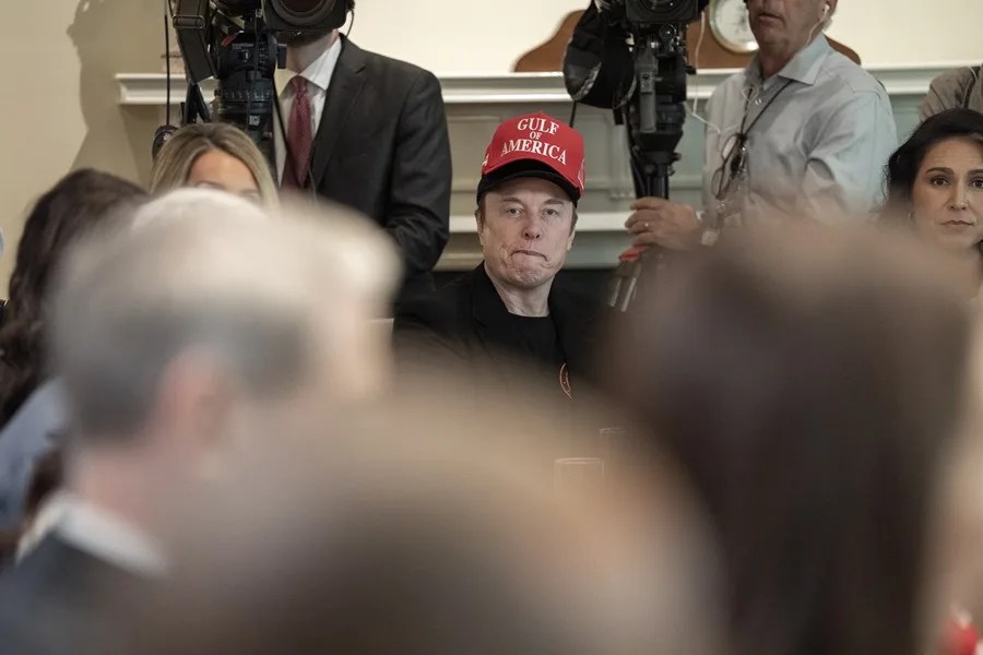 elon_musk_reunion Trump celebra con su gabinete sus primeros 100 días y culpa a Biden del "caos" económico