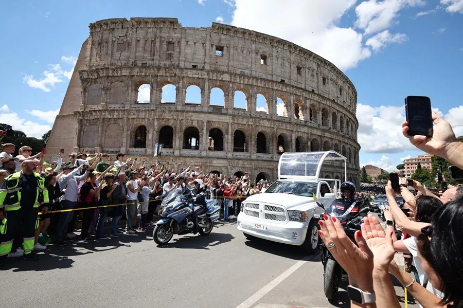 entierro-papa-francisco-2 El cortejo fúnebre del papa Francisco a su paso por el Coliseo en Roma.