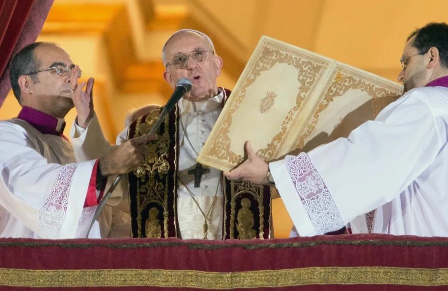 fdt012-papa-conclave El cardenal argentino Jorge Mario Bergoglio se dirige a miles de perigrinos reunidos en la Plaza de San Pedro, en El Vaticano, tras ser elegido nuevo Papa