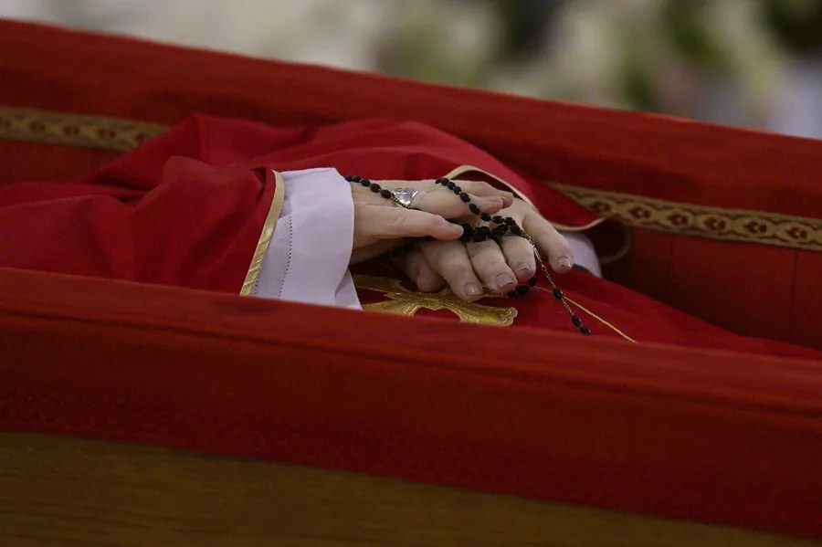 feretro Una foto facilitada por Vatican Media muestra el cuerpo del Papa Francisco durante el Rito de la Confirmación de la Muerte del Pontífice en la Capilla de Santa Marta