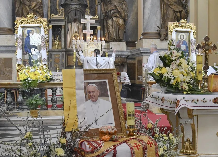 francisco-papa-trump-1 Imagen del papa Francisco en una iglesia de Lviv, en Ucrania.
