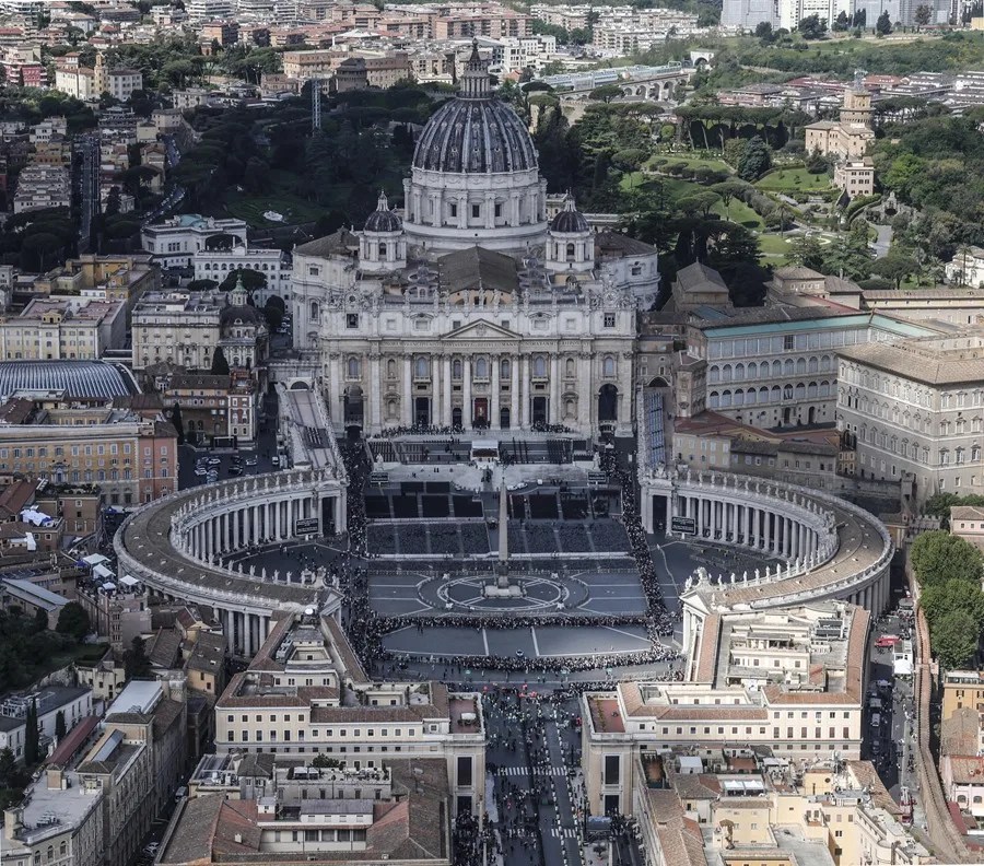 funeral-papa-francisco-cifras-1 Vista aérea de la plaza de San Pedro del Vaticano.