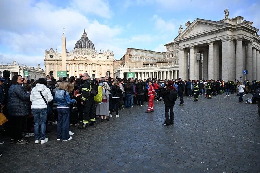 funeral-papa-francisco-cifras-2 Fieles llegan a la Plaza de San Pedro, Ciudad del Vaticano, para rendir homenaje al Papa Francisco