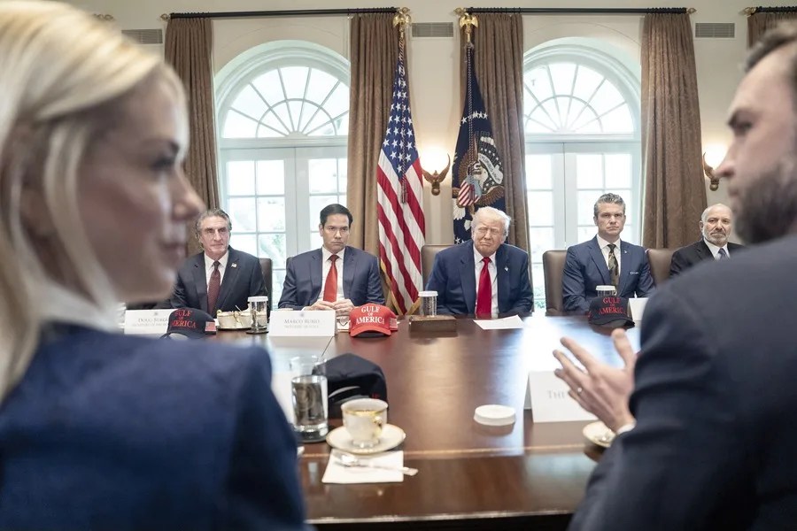 gabinete_donald_trump Trump celebra con su gabinete sus primeros 100 días y culpa a Biden del "caos" económico