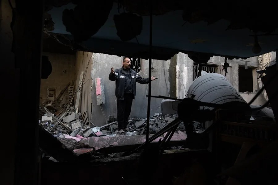 gaza-6 Palestinos inspeccionan los escombros de la casa de la familia Maqdad (Nasawi)