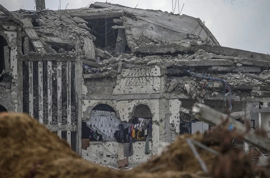 gaza-refugiados Palestinos que regresaron al norte de Gaza se refugian en edificios destruidos en medio de un alto el fuego entre Israel y Hamás, en Jabalya