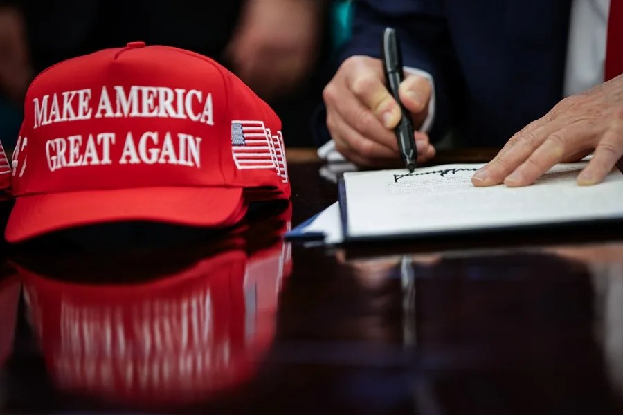 gorra_trump_eeuu Una docena de estados de EE.UU. demanda a Trump por los aranceles