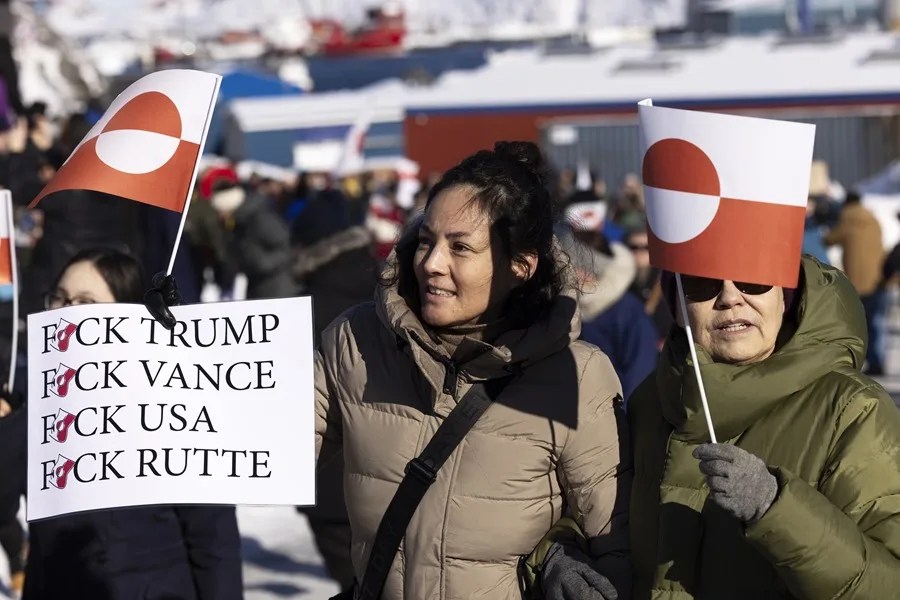 groenlandia-compra2 Vista de personas que protestan en Groenlandia contra el interés del presidente de Estados Unidos, Donald Trump, en la isale, el 15 de marzo de 2025, en Nuuk. EFE/Christian Klindt