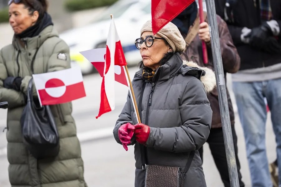 groenlandia-trump2 Una mujer muestra una bandera de Groenlandia en una marcha en contra del plan de Donald Trump de hacerse con el control de la isla, en una fotografía de archivo. EFE/Martin Sylvest