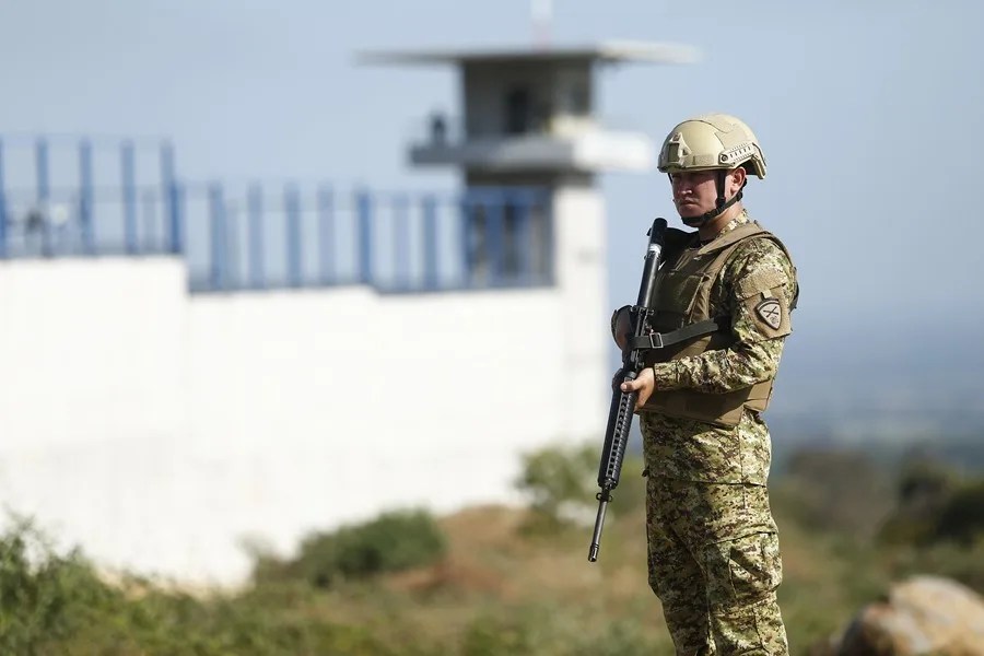 guardia_cecot Una jueza ordena el regreso a EE.UU. de un segundo migrante deportado a El Salvador