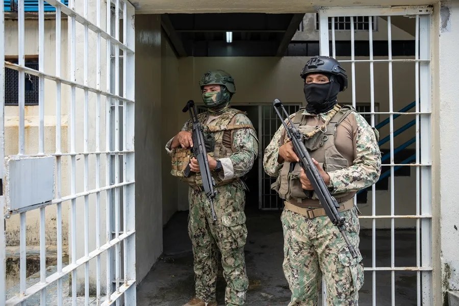 guardias_carcel_ecuador_guayaquil Dentro de la cárcel más peligrosa de Ecuador: armas escondidas, destrucción y tuberculosis