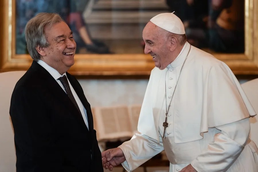 guterres-francisco2 Vista de una reunión del secretario general de la ONU, António Guterres (i), con el fallecido papa Francisco (d), en una fotografía de archivo. EFE/Filippo Monteforte/Pool