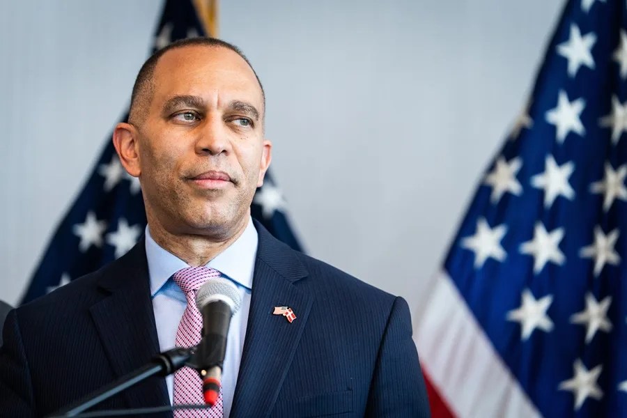 hakeem_jeffries_eeuu-1 Liderazgo demócrata del Congreso denuncia el "caos" de los primeros 100 días de Trump