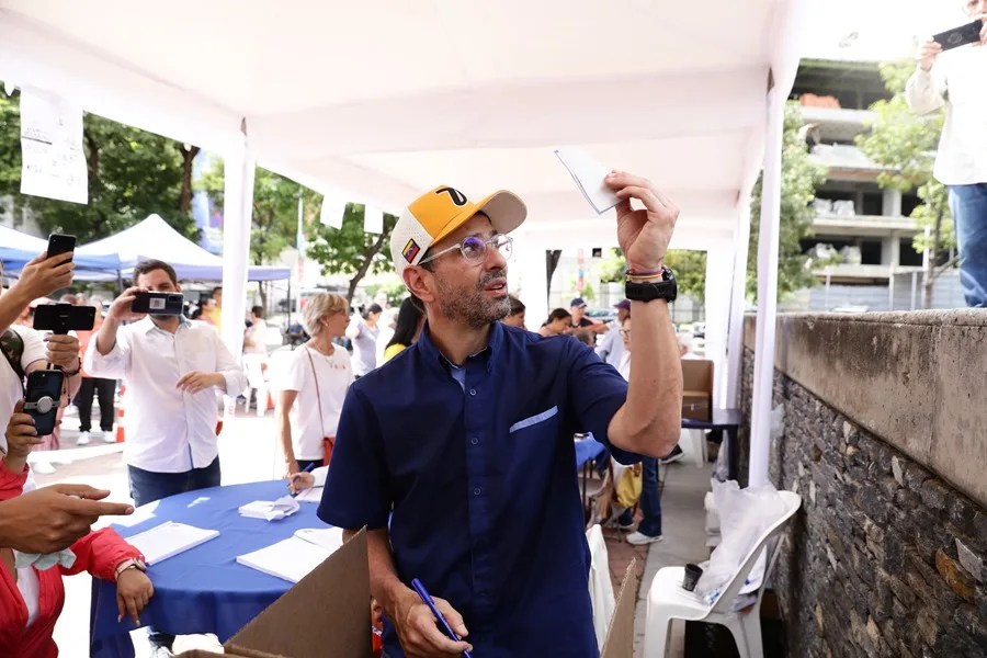 henrique_capriles González dice que Venezuela "clama por cambio" tras 215 años de inicio de su independencia