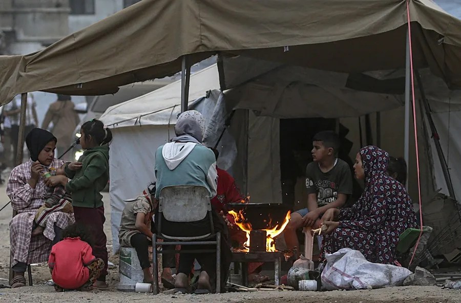israel-ofensiva-gaza-familia-tienda Israel intensifica su ofensiva en Gaza