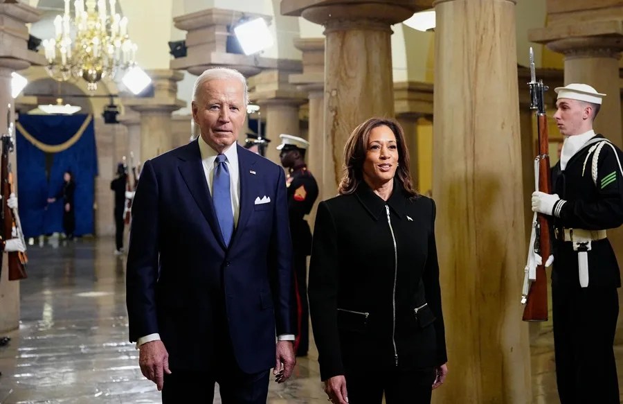 kamala_harris Kamala Harris reaparece y alerta que EE.UU. está al borde de una "crisis constitucional"