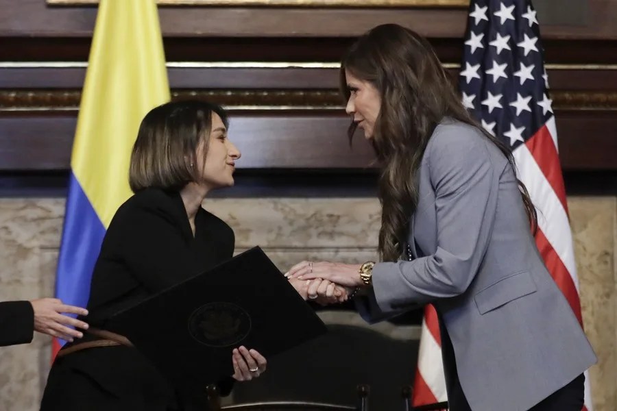 kristi_noem_laura_sarabia Secretaria de Seguridad de EE.UU. dice que Petro defendió a criminales durante su reunión