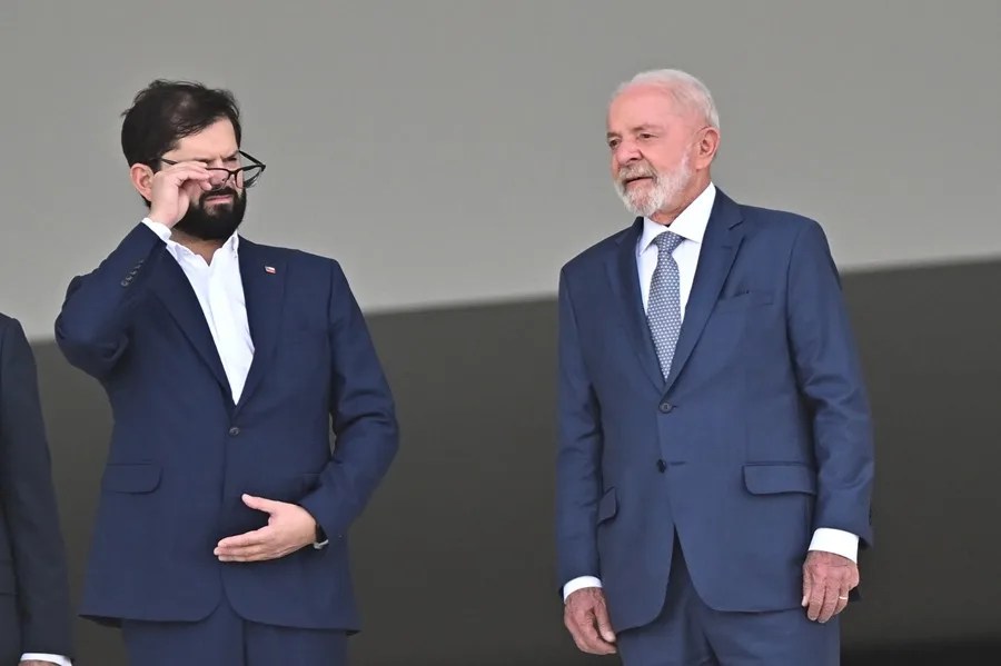 lula-boric2 El presidente de Brasil, Luiz Inácio Lula da Silva (d), recibe al presidente de Chile, Gabriel Boric, este martes, en el Palácio del Planalto en Brasilia (Brasil). EFE/ André Borges