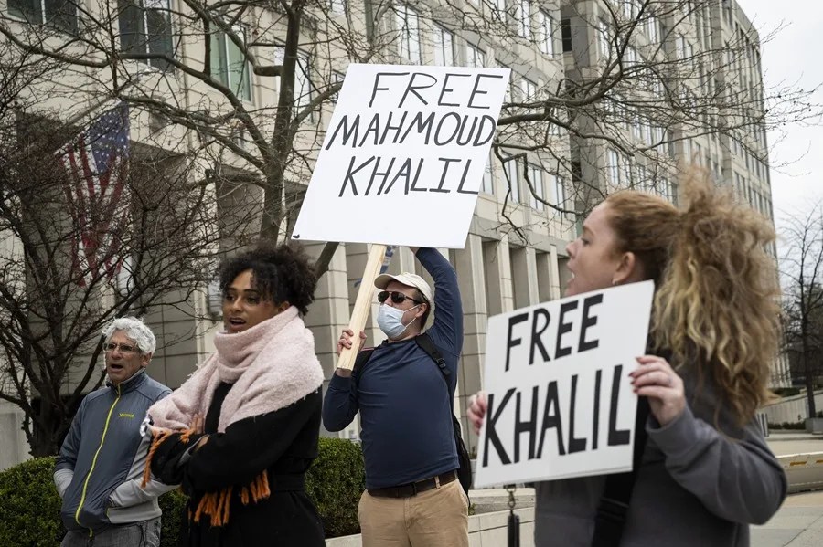mahmoud-khalil2 Fotografía de archivo de personas que piden la liberación del activista propalestino Mahmoud Khalil, quien lideró protestas en la Universidad de Columbia contra la guerra en Gaza. EFE/Graeme Sloan
