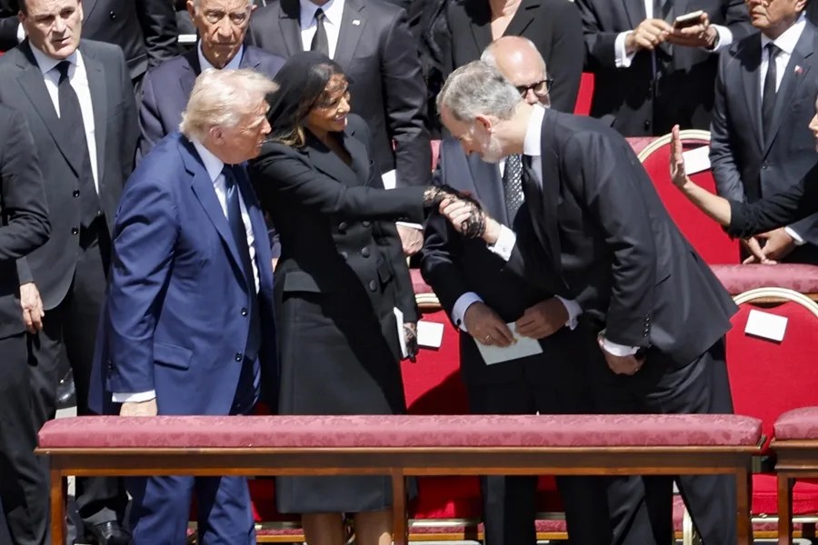 melania-trump-papa2 El presidente de Estados Unidos, Donald Trump (i), y a su esposa, Melania (c), saludan al rey Felipe VI de España (d), durante el funeral del difunto papa Francisco, el 26 de abril de 2025, en el Vaticano. EFE/Fabio Frustaci