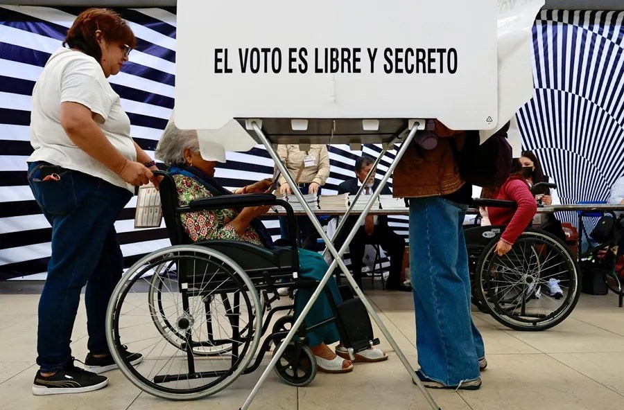 mexico-elecciones-judiciales2 Ciudadanos de México votan durante unas elecciones, en una fotografía de archivo. EFE/Felipe Gutiérrez
